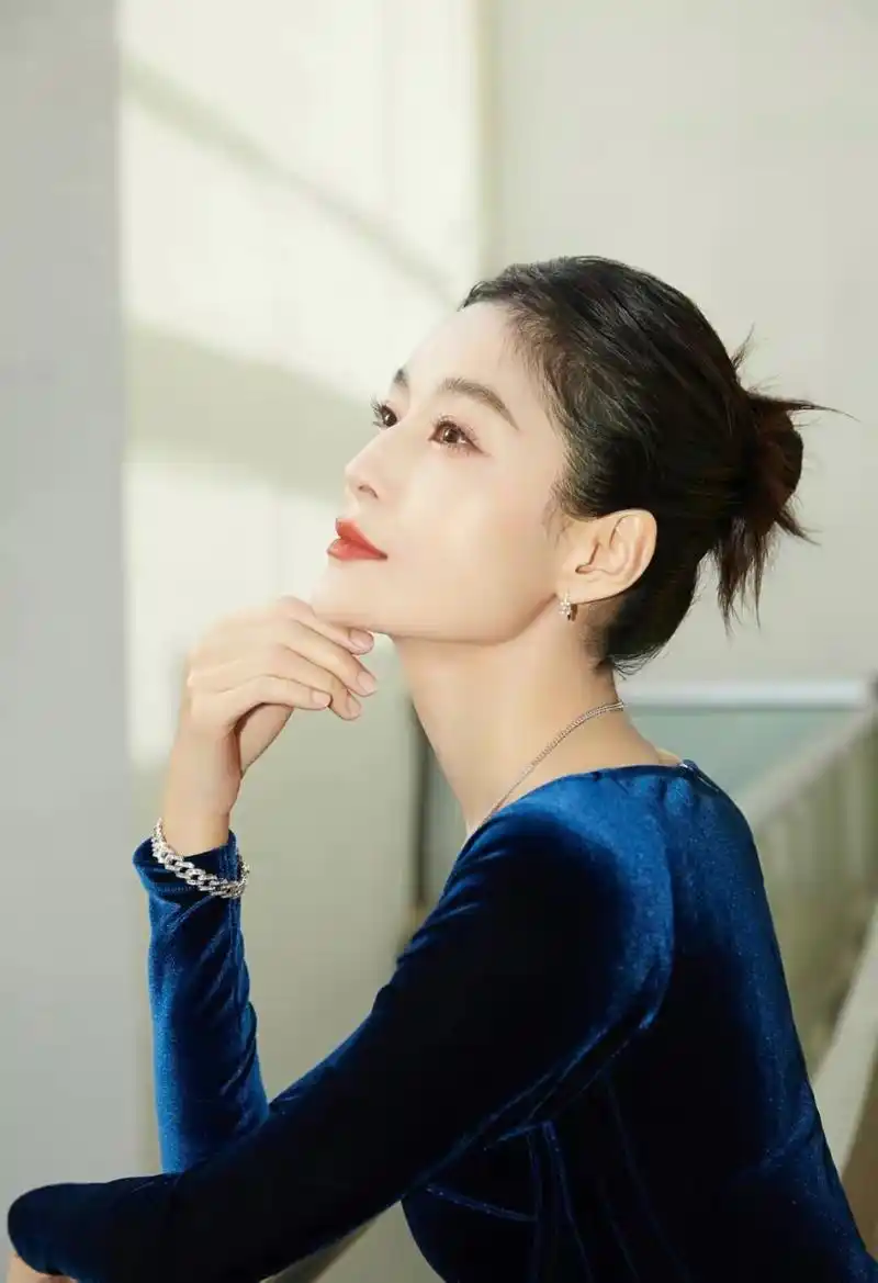 女星王媛可晒大半身写真,肌肤白皙,锁骨精致,凸显雍容华贵气质