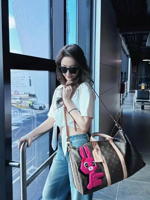 结束罗马行程的@刘亦菲 出发前往巴塞罗那