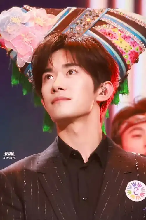 易烊千玺献唱不辞星海#  是怎么做到又酷又可爱的    @tfboys-易烊