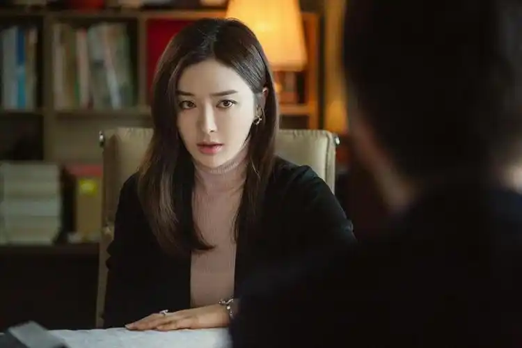 电视剧突围掀收视热潮秦岚挑战自我用心塑造反差角色