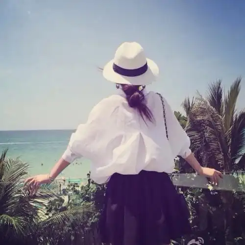 黑白女生帽子头像背影头像