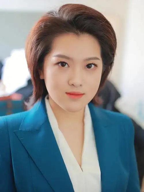 这简直就是央视国际频道主持人呀