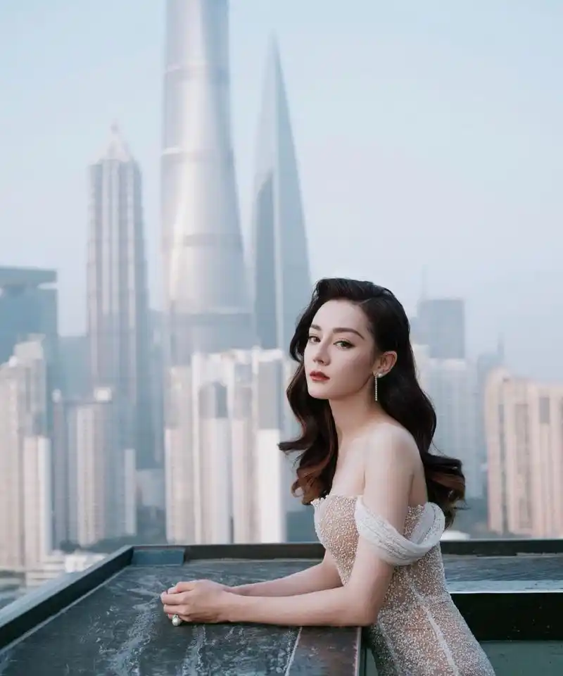 迪丽热巴,白色吊带星空裙,大波浪卷发型,这身材曲线,美美美!