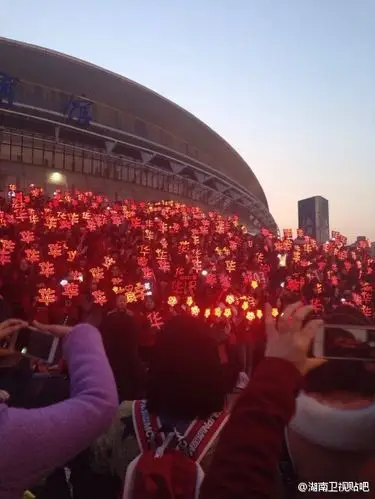 火星人请说出华晨宇的会服颜色?