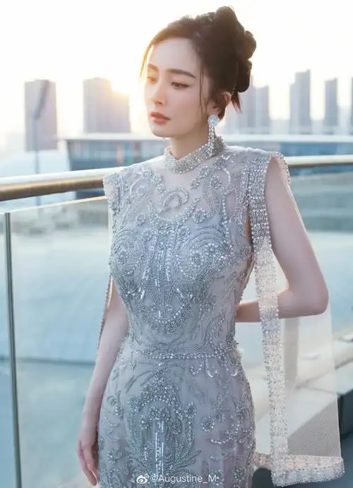 杨幂 ||#星光大赏红毯#淡粉色抹胸礼服裙来自giambattista valli 2020