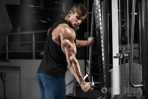 肌肉男在健身房锻炼肱三头肌强烈的男性在工作