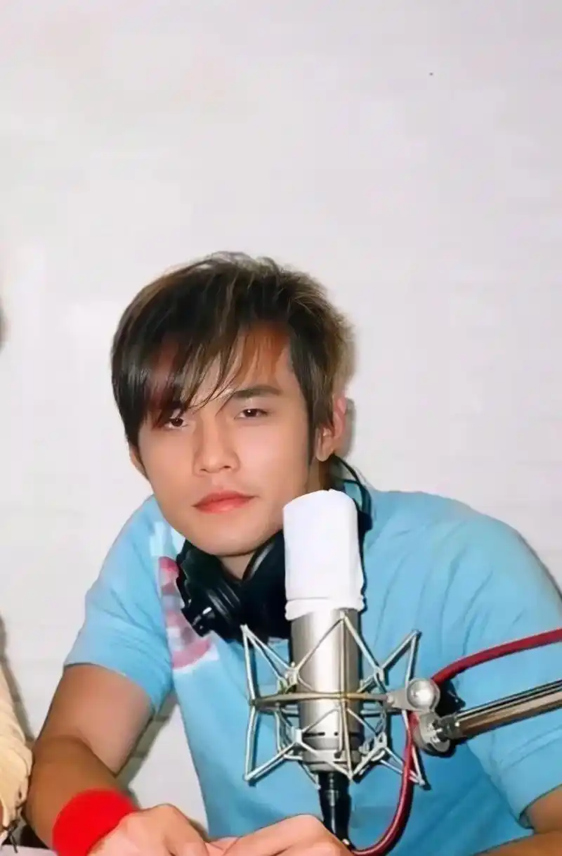 早期的周杰伦.#创作灵感 #分享照片 #周杰伦 #断了的弦  - 抖音