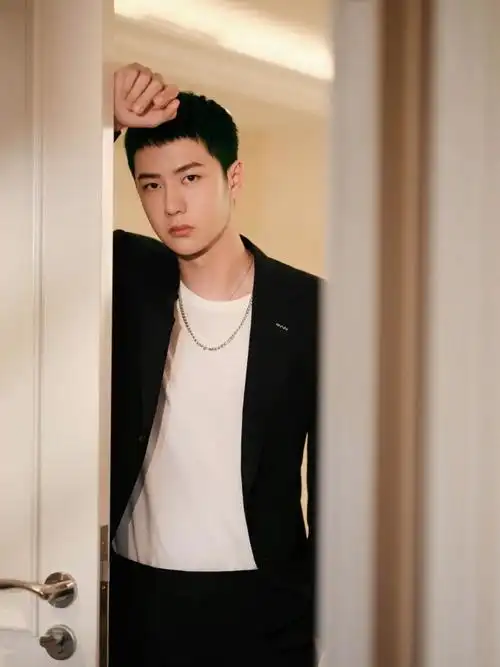 现在回看剪短发的时期,感觉好色啊#王一博