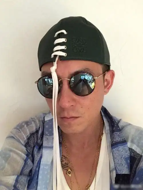 陈冠希半夜爆照在巴黎街头,嘴里叼着烟戴墨镜还挺酷