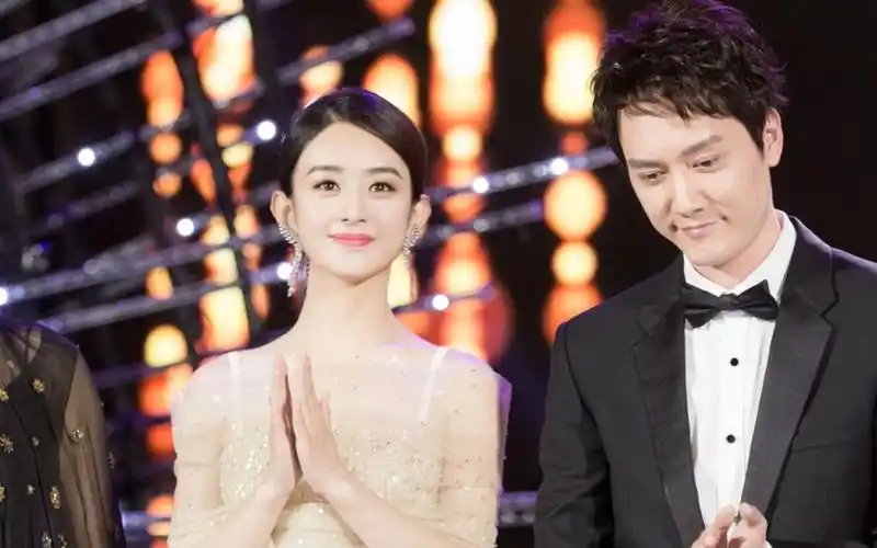 冯绍峰抱怨赵丽颖产后太爱哭,哄大哄小两头大,透露照顾儿子细节