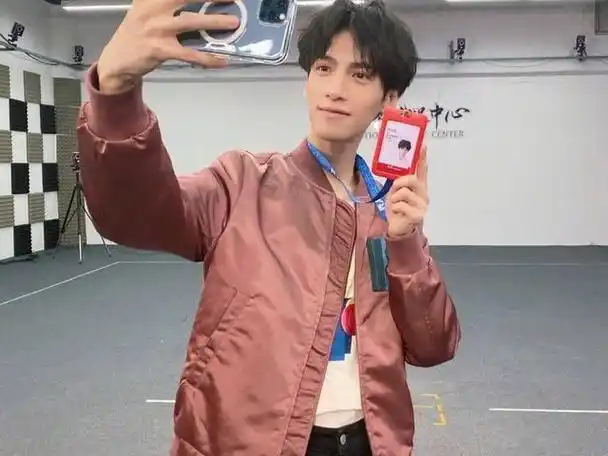 五官上长了个脸34岁罗云熙近照瘦出新高度网友直言越看越奇怪