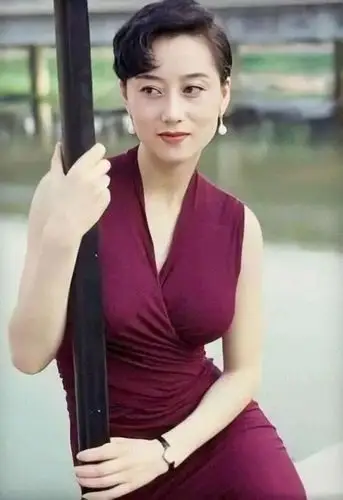 搭配上一根腰带作为分割和收束的部分,更显得利智的上围身材"波涛汹涌