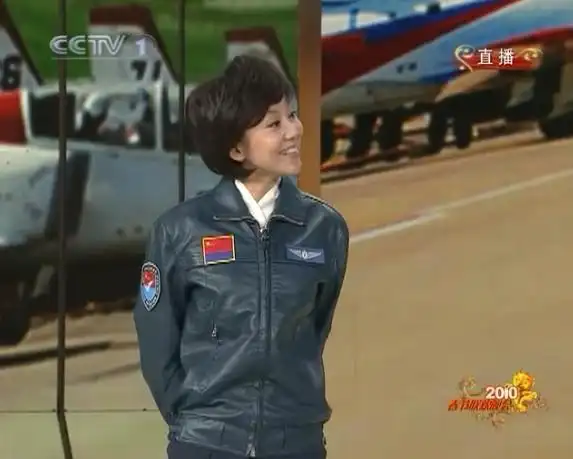 谁能告诉我闫妮穿的这件军装是什么款式或者编号?应该是空军的吧.