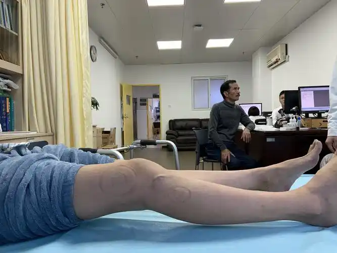 术前右膝被动屈伸活动角度:10-60度;主动:15-30度