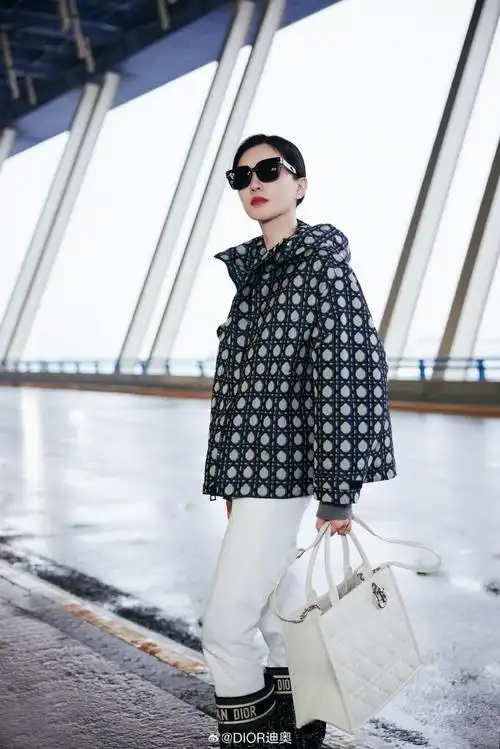 中国珠宝大使江疏影#@江疏影身着迪奥二零二四早春成衣系列现身机场
