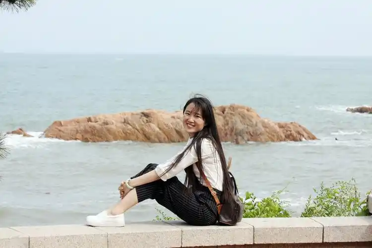 青岛旅游欢乐季开启 美女海边自拍清新女神范儿