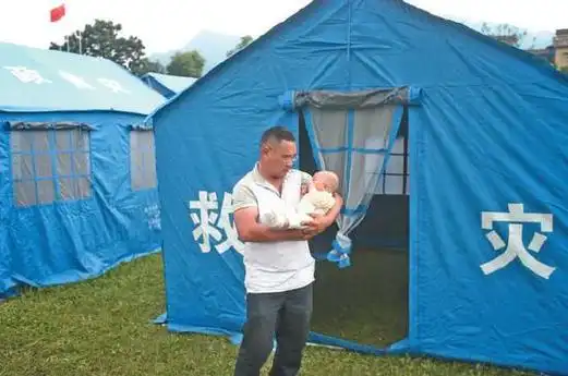 昨日,双河镇中心学校的操场上支起了安置帐篷,受灾村民在安置点休息