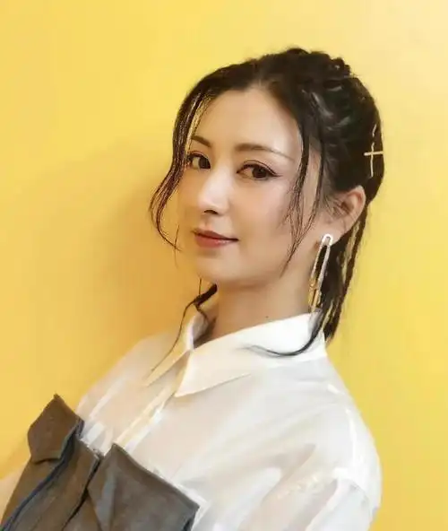 演员斓曦,吃饭路上捡来一个老公,低调幸福十年