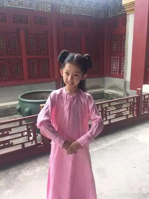 更多观众认识她是在当年的一部热播古装中,剧中的她是古力娜扎小时候