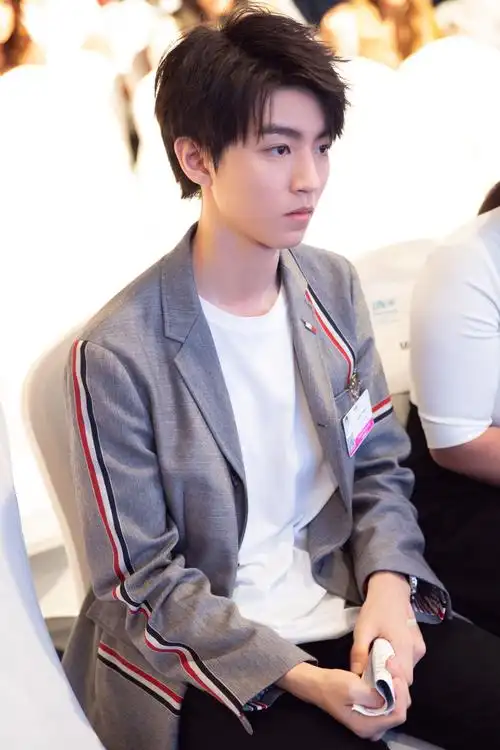 王俊凯出席青年领导力论坛发言 举止言谈风度翩翩