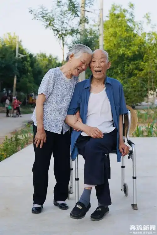 许凯出生成长在陕西省富平县,他的父母经营着一家饭店,爷爷奶奶是农民