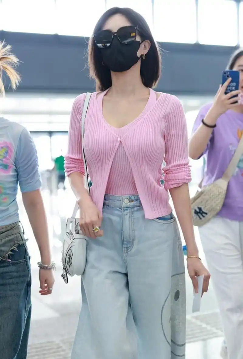 李一桐现身杭州机场,身穿粉色针织外套时尚靓丽