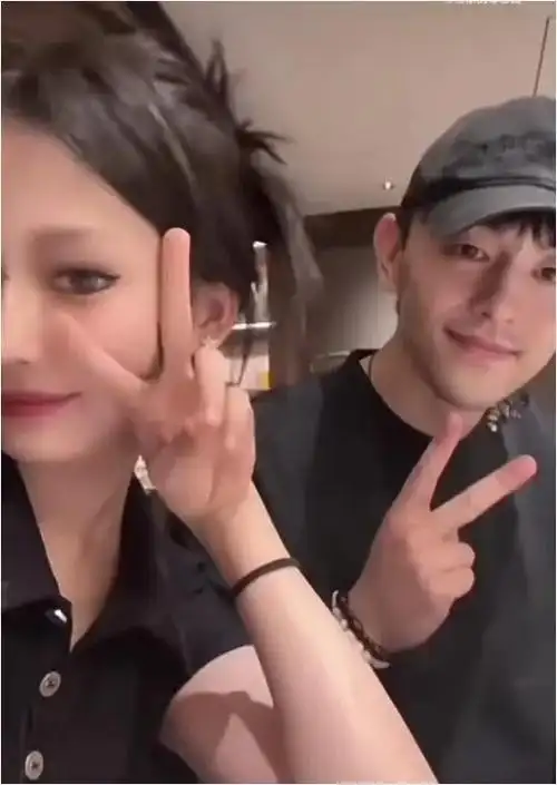 照片中,邓伦与一位穿着和他同款服装的女子一同出现,两人之间流露出的