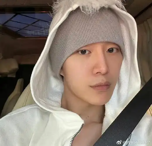 范丞丞晒素颜照