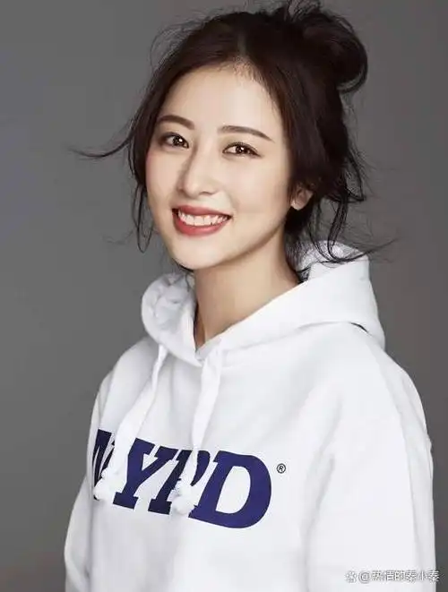 这位29岁的女明星以她独特的魅力,扎实的演技和性感的身材成为了众多