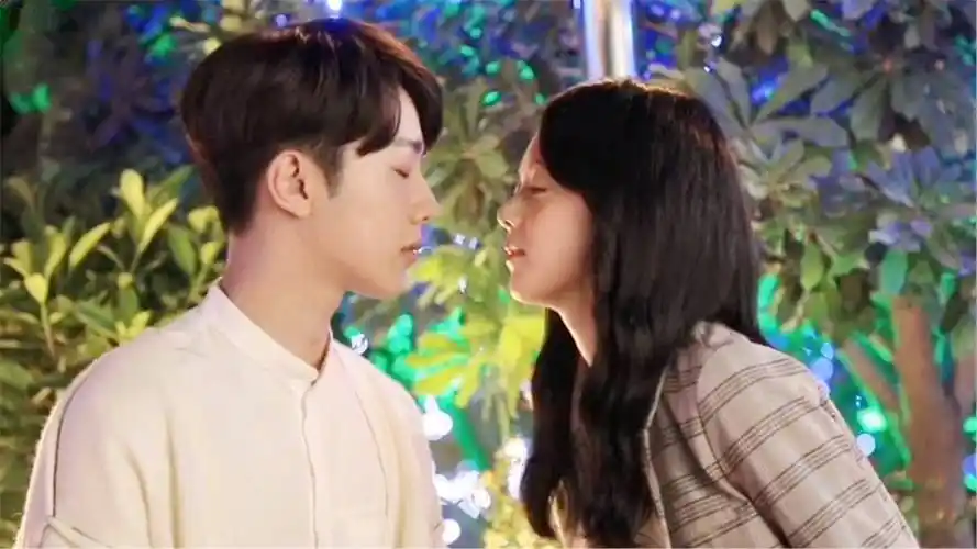 《初恋那件小事》夏淼淼主动献吻,梁又年害羞求吻,夏淼淼当场脸红