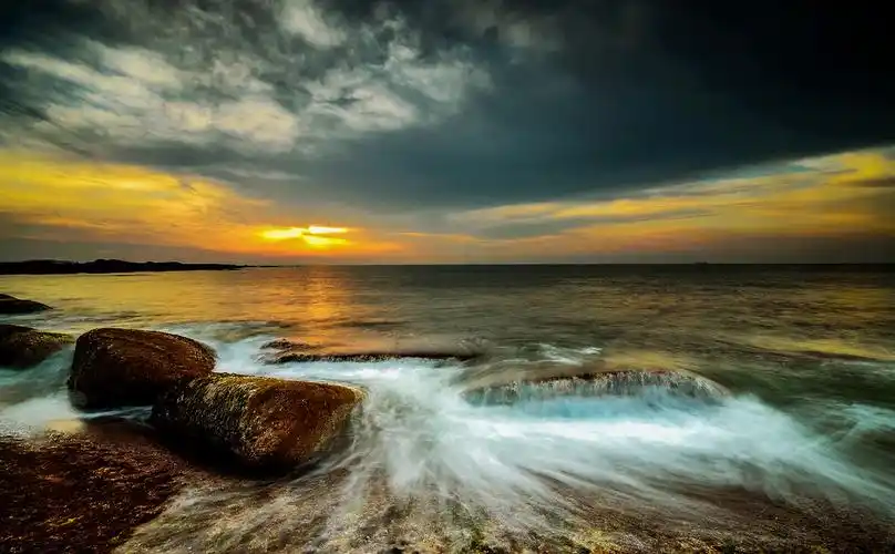 青岛多云天气的日出