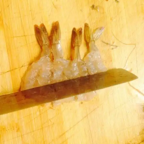 第1步,大虾去头去壳留尾,开背取沙线,顺着开口处向下切开别切断.