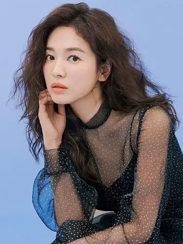 40岁宋慧乔卷发裙装演绎少女味薰衣草女神