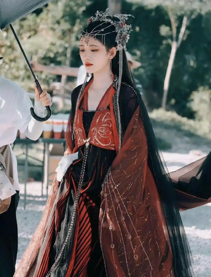 虽然还是一成不变的妆容,不过鞠婧祎的古装还是能拿的出手.