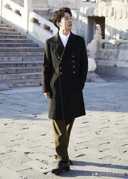 95后郭麒麟脱下大褂穿黑灰条纹西装清爽帅气不愧是相声界潮男