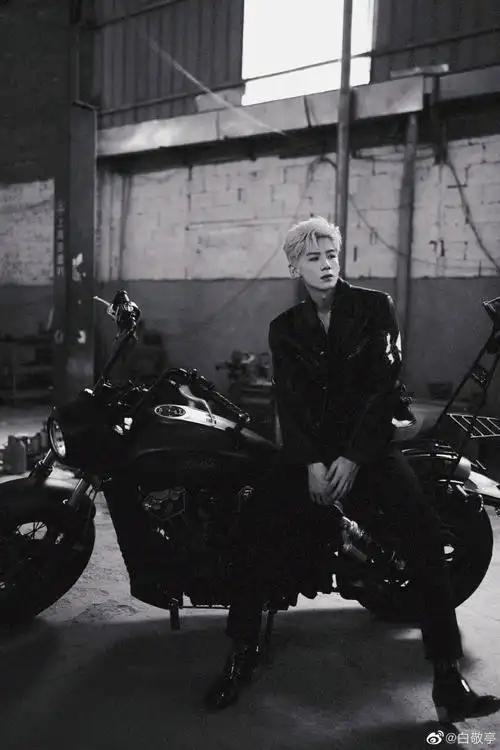 白敬亭机车大片花絮##白敬亭晒库存机车造型图