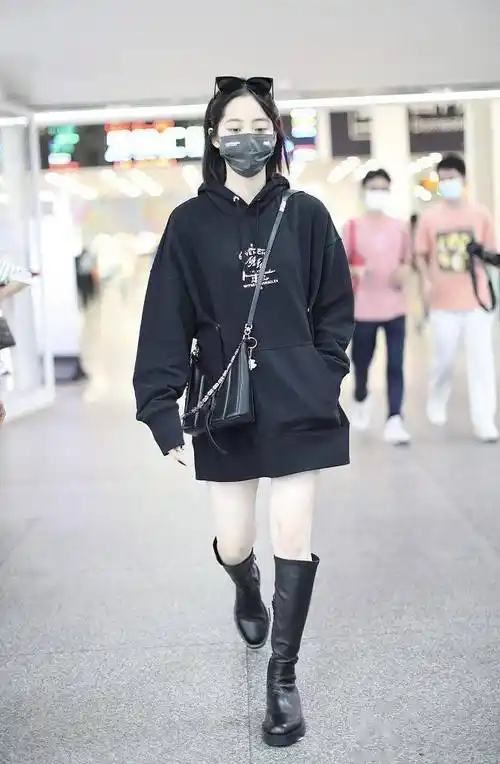 欧阳娜娜oversize卫衣裙搭长靴美腿吸睛俏皮摩登