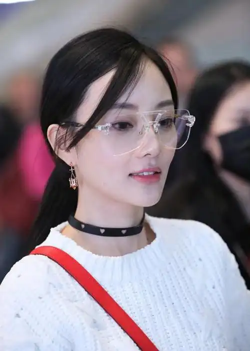 李小璐到底是想明白终于不跟自己的宽眼皮较劲了,一向喜欢双眼皮两