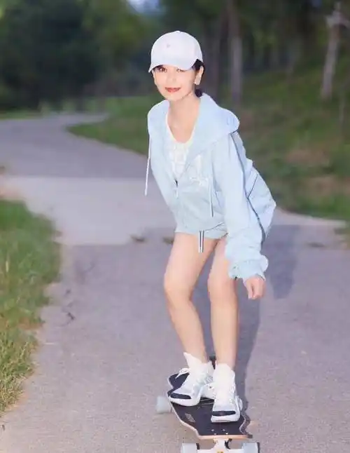 69岁赵雅芝街头玩滑板!