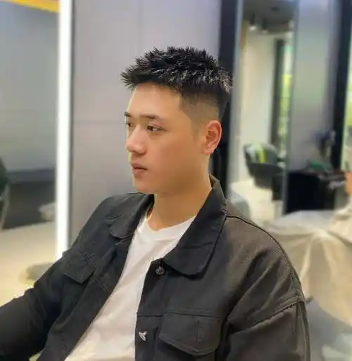 男生夏天适合留"两边推短"发型,这3款造型清爽干净,谁剪谁帅