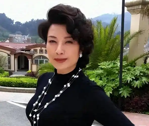 她是国家一级演员,身材傲人演技好,为人低调零绯闻,但婚姻成迷_王静