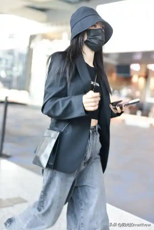 2023年4月30日,上海,谢娜现身机场.头戴渔夫帽步履匆匆.
