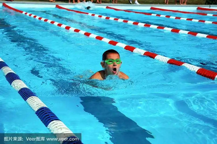小男孩儿童运动员蛙泳游泳运动员在游泳池比赛