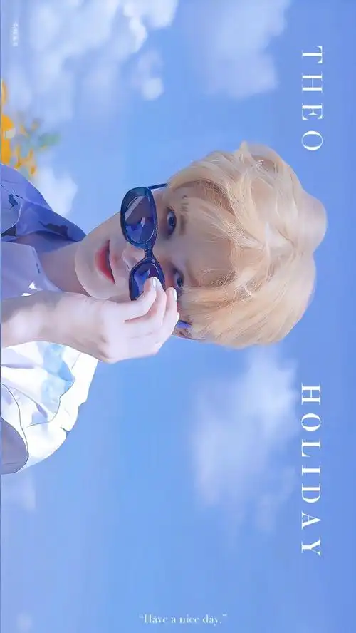 蓝天 皮肤白的跟小天使一样宝贝玩的开心7315壁纸*9@theo-朱正廷