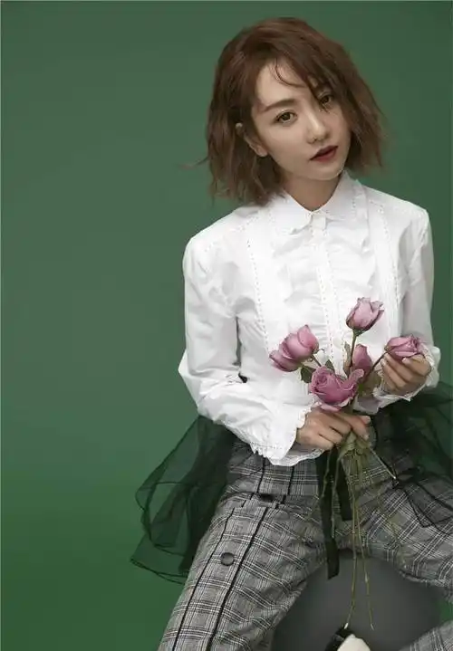 但是不妨碍我们依旧可以探讨学习一下小个子的杨蓉,身高161气场180的