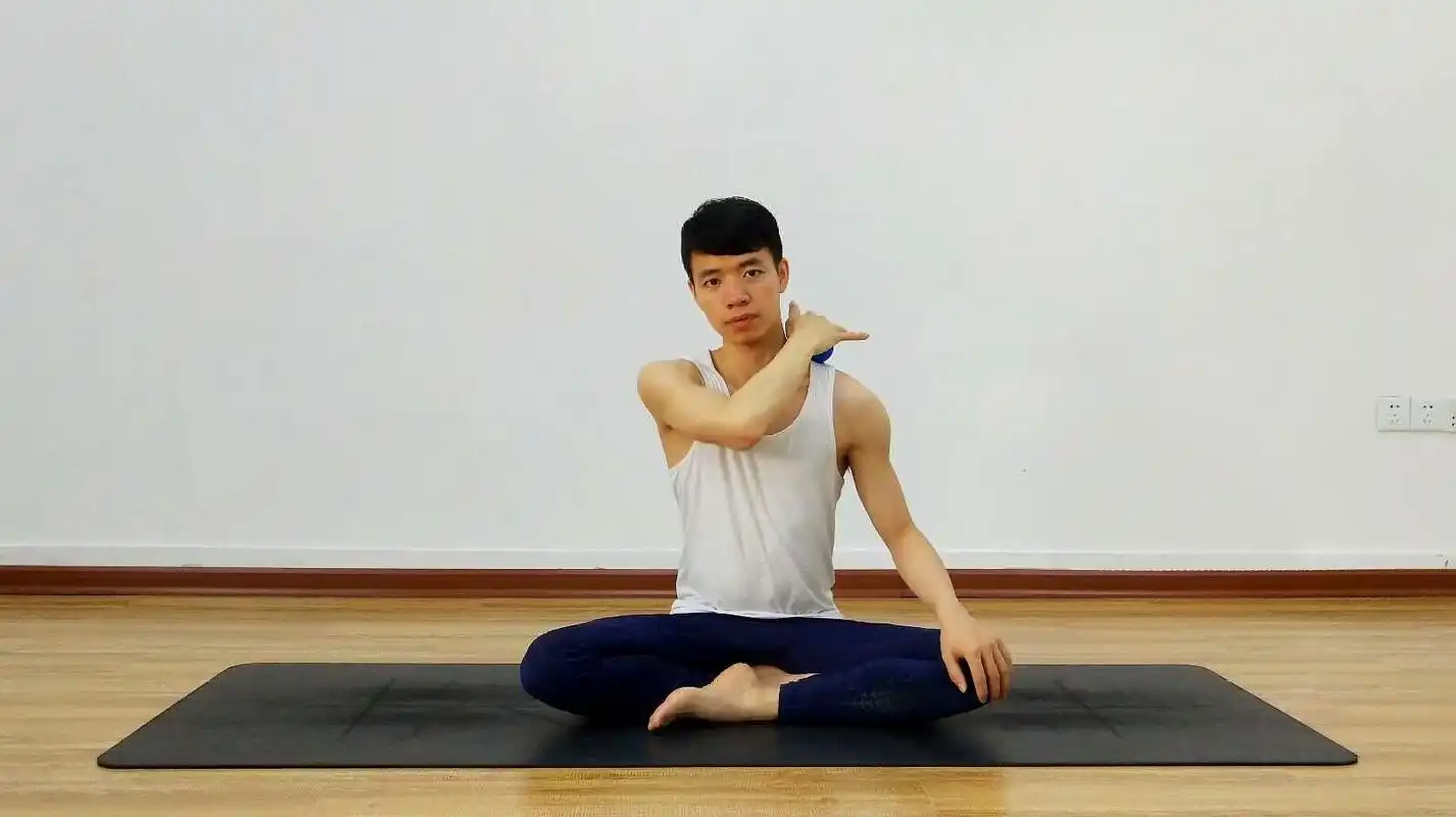 一组动作有效放松斜方肌,改善圆肩驼背肩颈痛