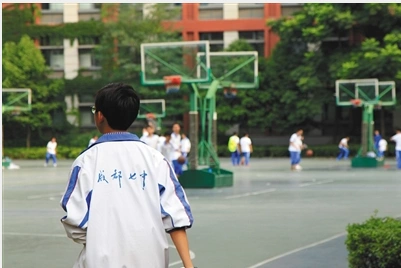 身着校服在操场上活动,校服背面成都七中字样是成都七中校服标志之一