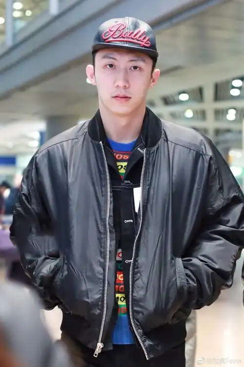 黄景瑜穿着帅气现身机场脸上难掩疲惫网友看着心疼