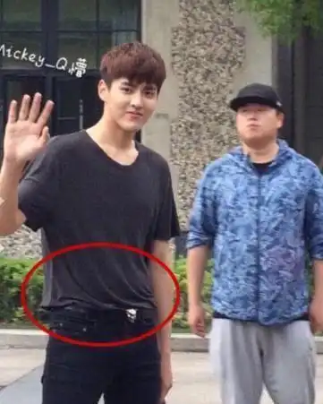 小鲜肉吴亦凡最胖的时候肚腩差点就要,这个心机boy巧妙的在肚皮这里