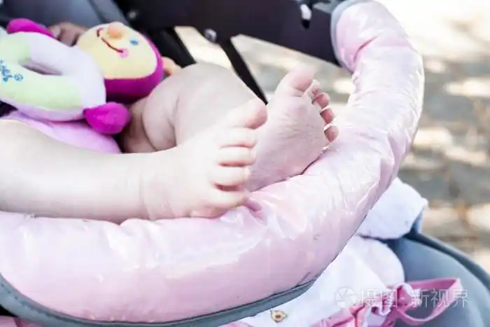 在婴儿车中的小女孩的脚